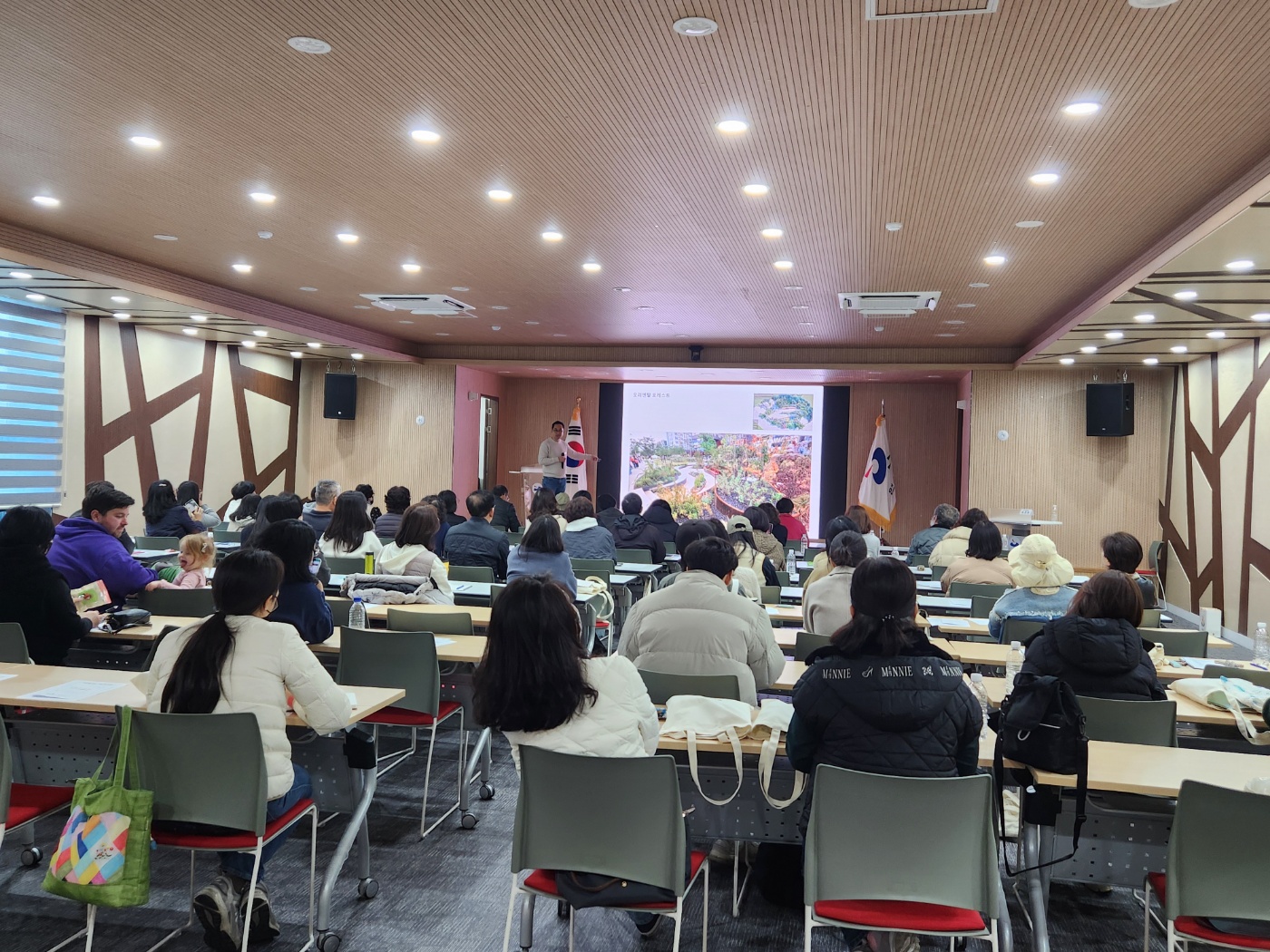 연수구가 지난 11일 연수구 제2청사 대회의실에서 주민참여형 정원조성 프로그램 피어가든 송도 오리엔테이션을 시작으로 사업을 시작한다